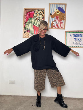 FEMALE - Felpa nera oversize con applicazioni floreali  comfort e stile in un unico capo A7227-F9/ NERO FEMALE 