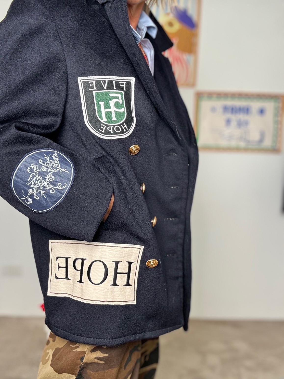 SOUVENIR - Cappotto doppiopetto con patch blu S38M1207/ BLU SOUVENIR 