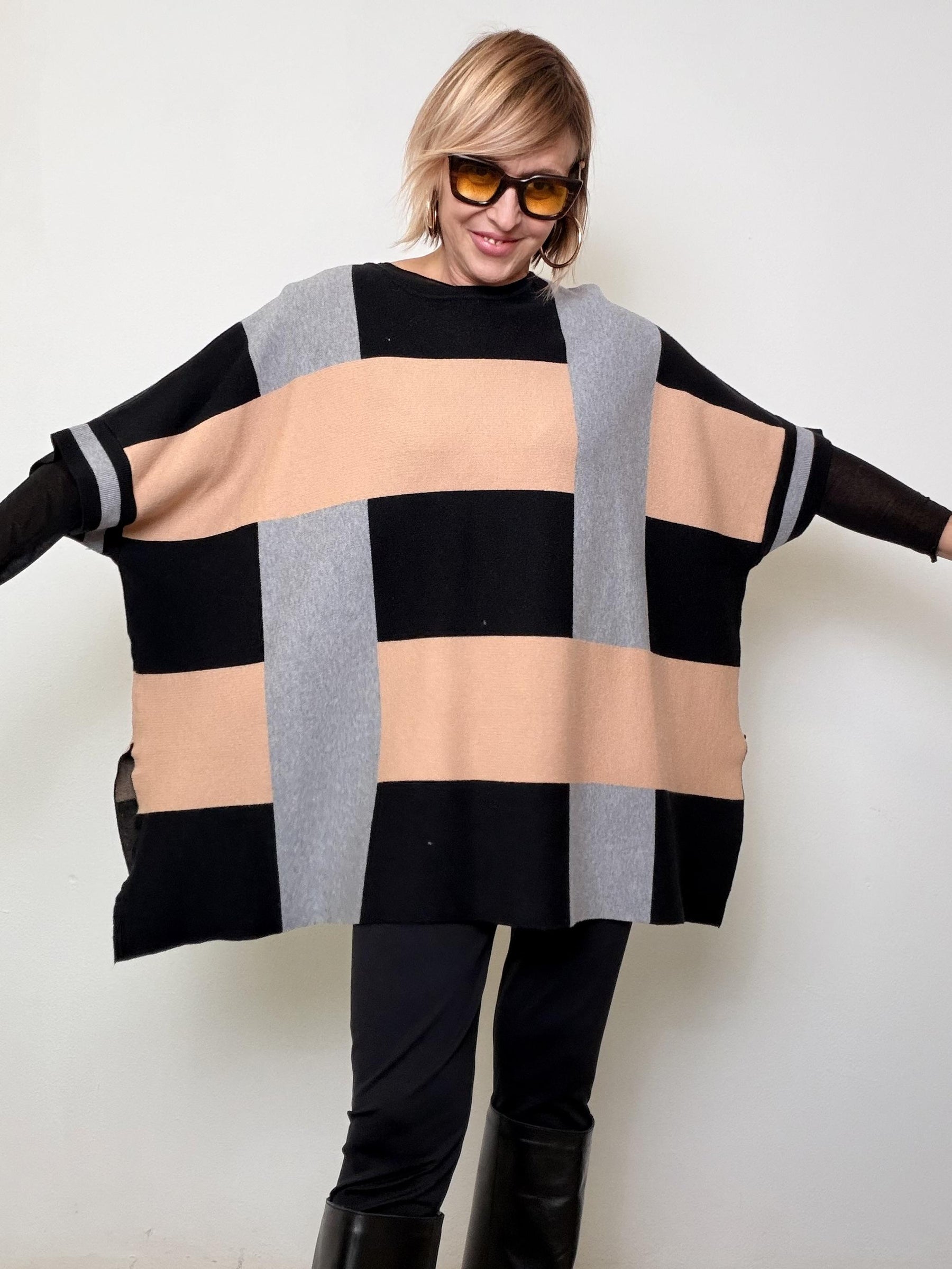 FEMALE - Maxi maglia geometrica  comoda, scenografica e super chic ZS5385/ NERO FEMALE 