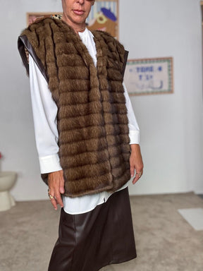 DEJA VU - Gilet in ecopelliccia marrone  morbidezza e stile senza tempo A25LU603/ MORO DEJA VU 