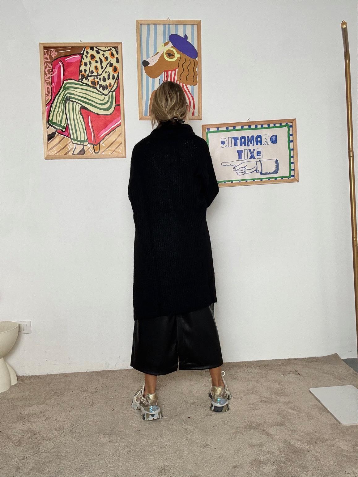 DEJA VU - Cardigan nero lungo  coccola di stile e comfort NERO A25SS604/ NERO DEJA VU 