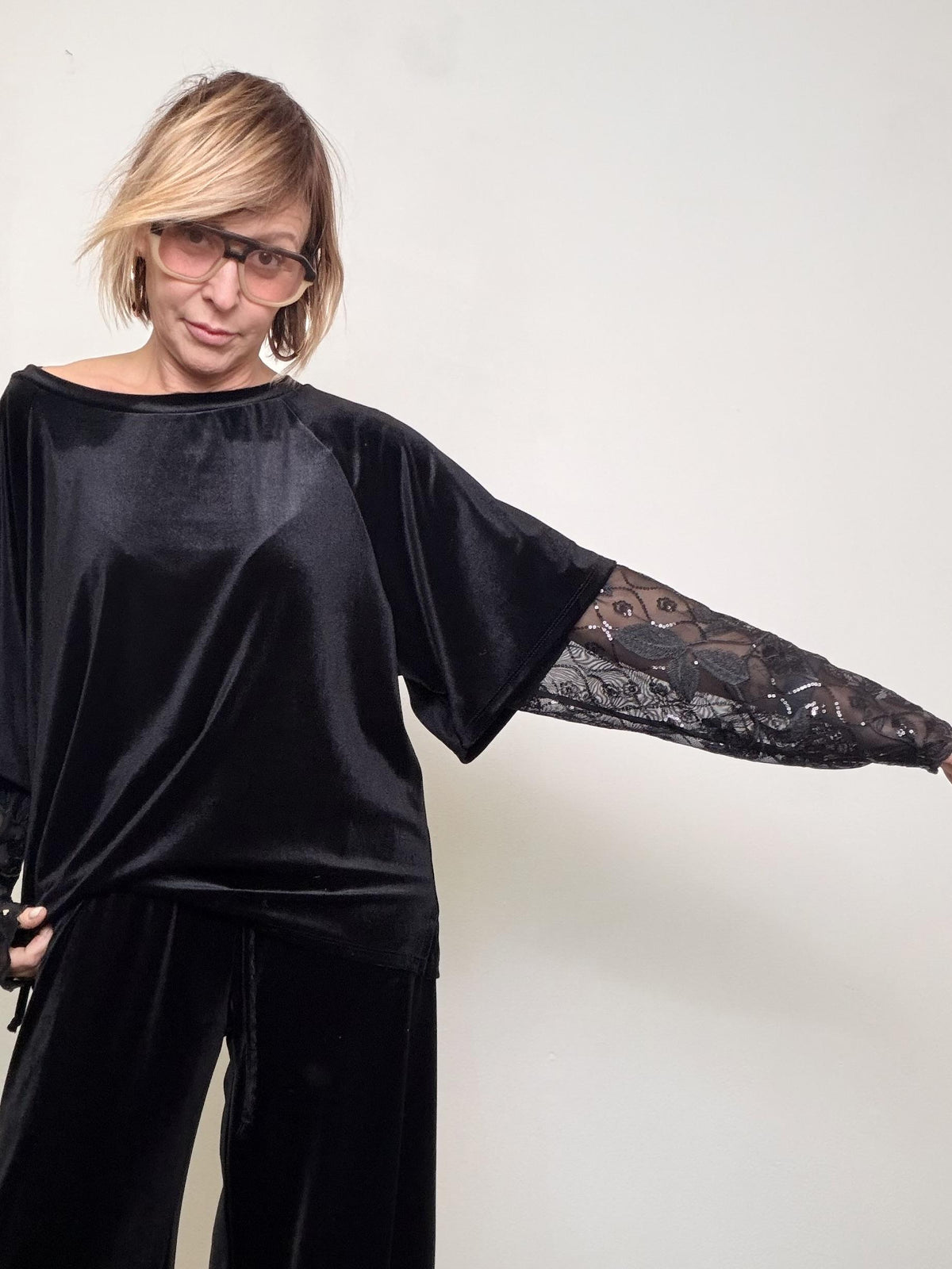 SUSY STAR - Maglia morbida in velluto con maniche in pizzo STSS0005/ NERO SUSY STAR 