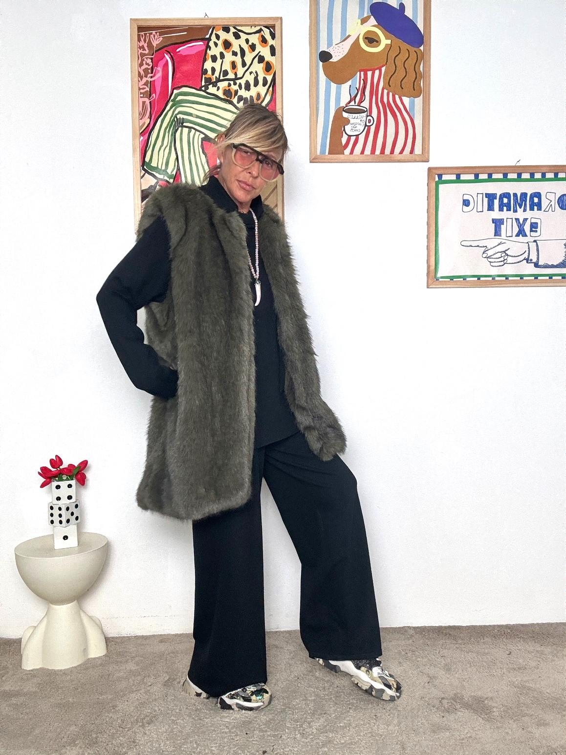 SUSY STAR - Gilet lungo in ecopelliccia: caldo, glamour e super versatile STS7289/ VERDE SUSY STAR 