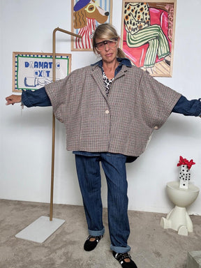 DEJA VU - Poncho donna fantasia check  Leleganza oversize che conquista al primo sguardo A25LU601/ PIED DE POULE DEJA VU 