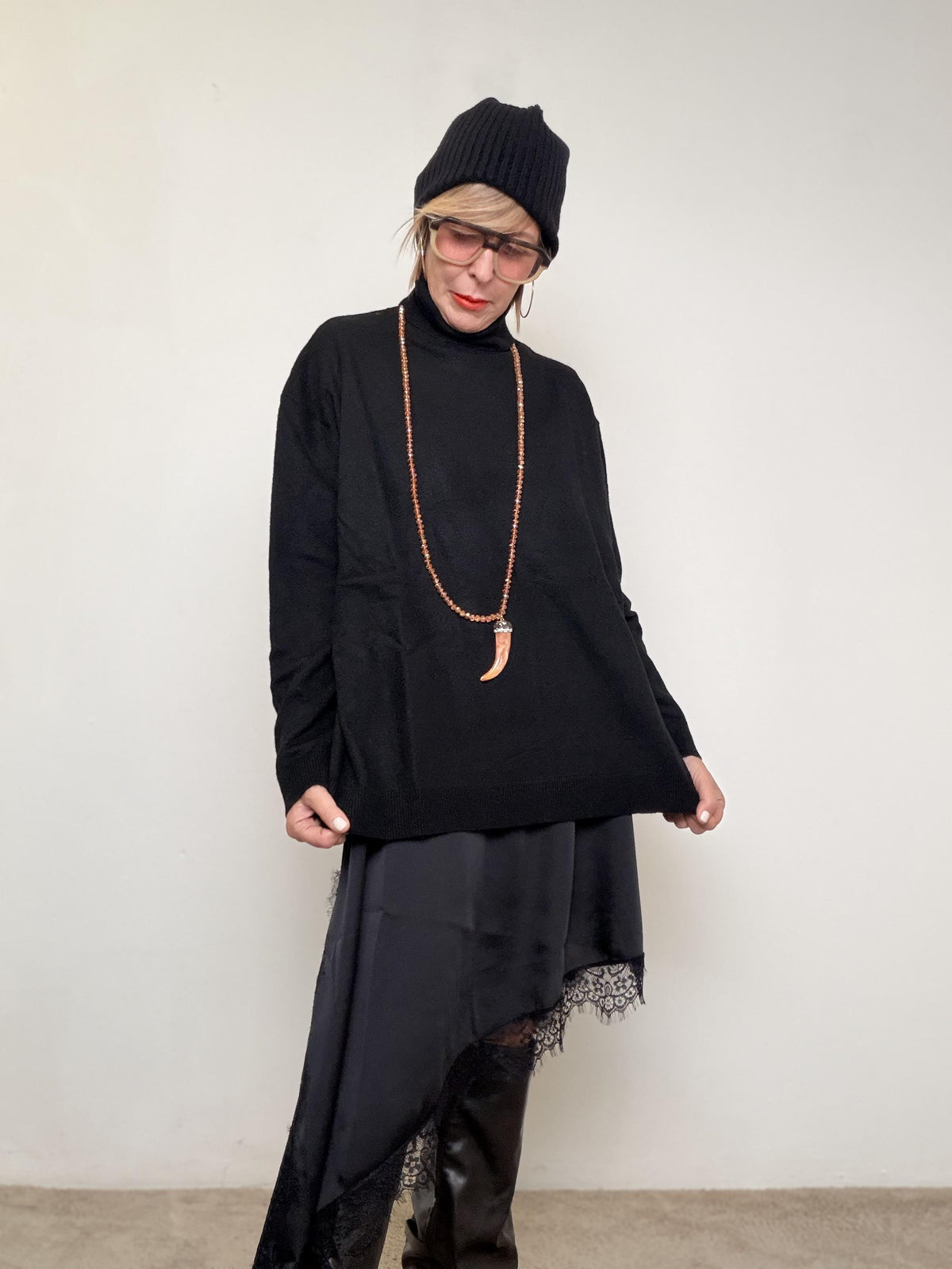 MAGLIA OVERSIZE BLACK COCOON  Minimal ma con carattere STK389/ NERO SUSY STAR 
