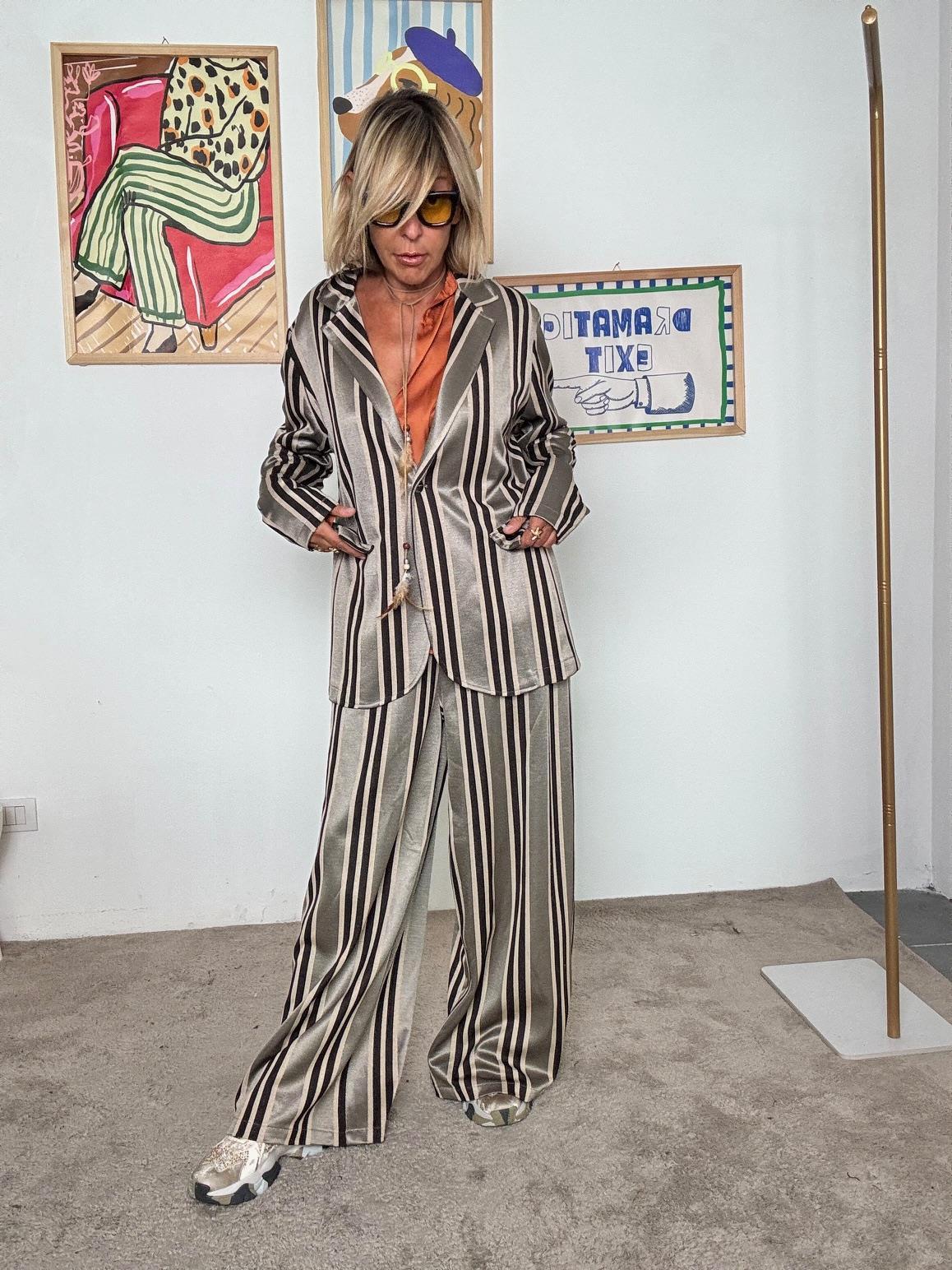 DEJA VU - Giacca lunga a righe verticali  eleganza moderna e stile versatile A25RU603/ RIGA DEJA VU 