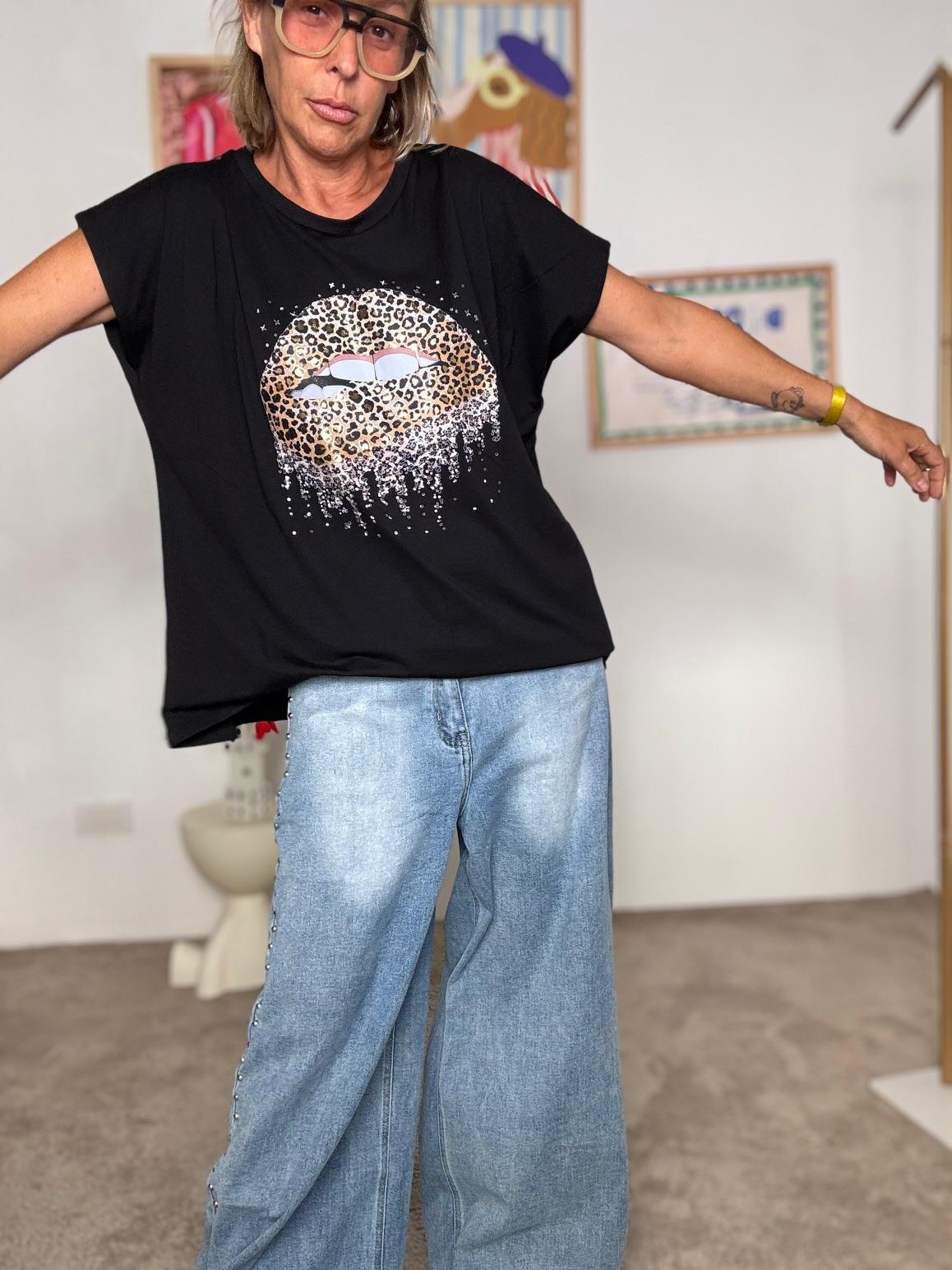 SUSY STAR -T-shirt nera donna con stampa labbra animalier  trendy, ironica e super cool STM259/ NERO SUSY STAR 