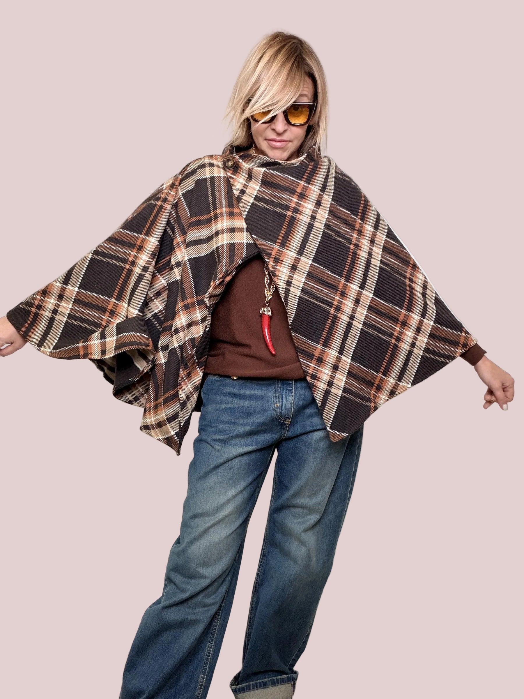 FEMALE - Mantella scozzese avvolgente  il capo che risolve ogni outfit in un secondo G60488/ MORO FEMALE 