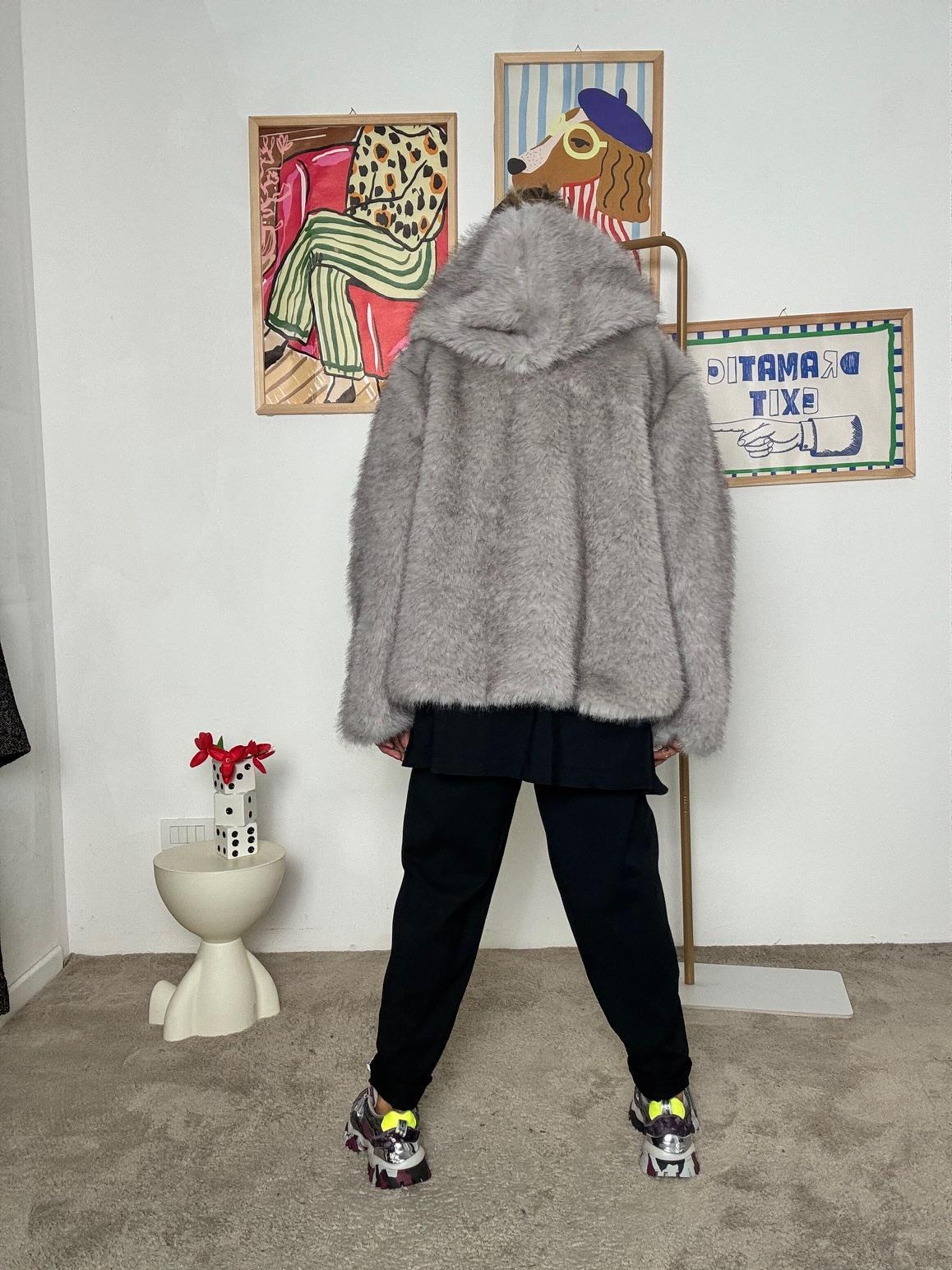 DEJA VU - Giacca in eco-pelliccia grigio perla, calda e super trendy AC5LU605/ GRIGIA DEJA VU 