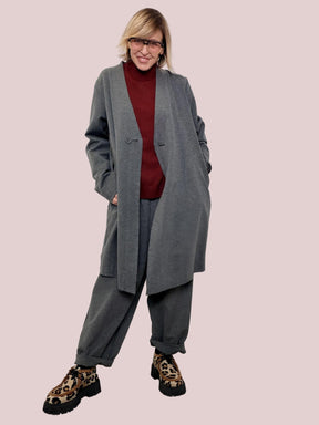 DEJA VU - Giacca grigia oversize lunga punto milano  Comfort, carattere e versatilità A25RH605/ GRIGIO DEJA VU 