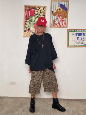 FEMALE - Felpa nera oversize con applicazioni floreali  comfort e stile in un unico capo A7227-F9/ NERO FEMALE 