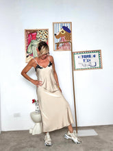 SUSY MIX - Abito Lungo Satin con Pizzo  Eleganza Effortless dal Tocco Sensuale 44422/ BEIGE SUSY MIX 