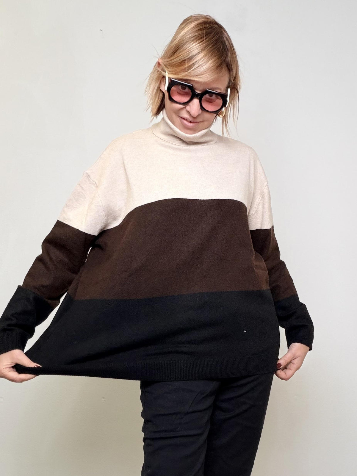 Maglia a blocchi di colore con collo morbido A25IL416/ BEIGE DEJA VU 