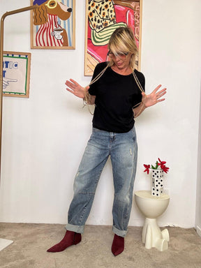 SUSY MIX - T-SHIRT NERA CON COLLANA  Leleganza passa anche dal dettaglio I256143/ NERO SUSY MIX 