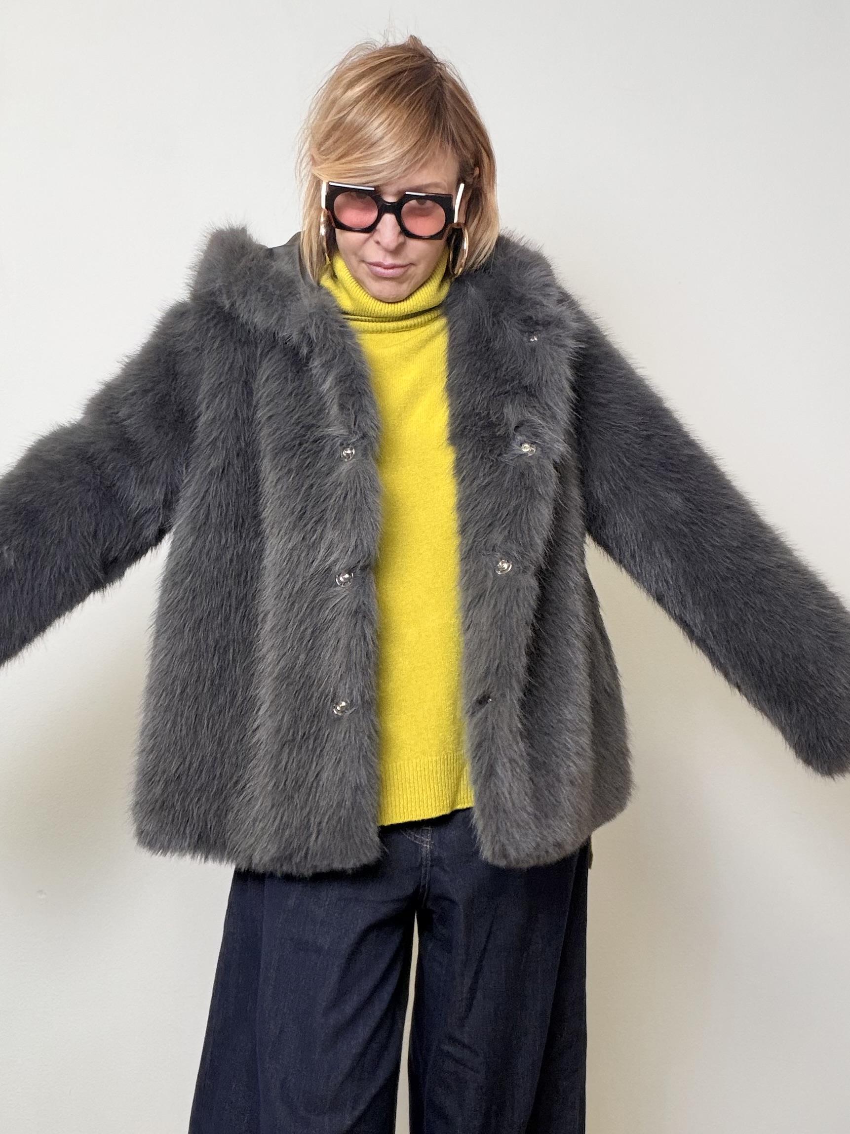 Pelliccia over ecologica dal carattere deciso A25LU605/ GRIGIO DEJA VU 