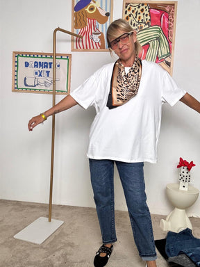 DEJA VU  - T-shirt donna oversize in cotone con foulard   Minimal, ma con carattere BIANCA A25RU409/ BIANCA DEJA VU 