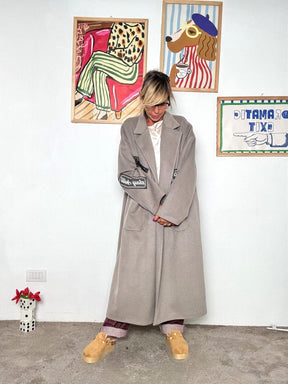 SUSY STAR - Cappotto oversize con patch: stile urban e comfort senza tempo Fango STSS3078/ FANGO SUSY STAR 