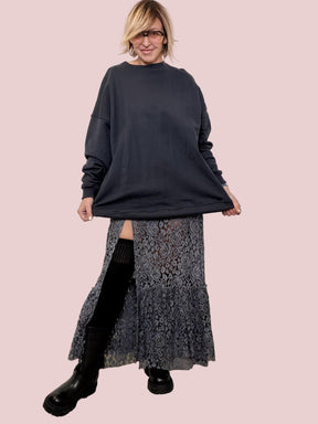 PHILIA LOFT - FELPA OVER + ABITO IN PIZZO  SPORTY IN SUPERFICIE, ROMANTICO SOTTO D01E0749/ PIOMBO PHILIA LOFT 