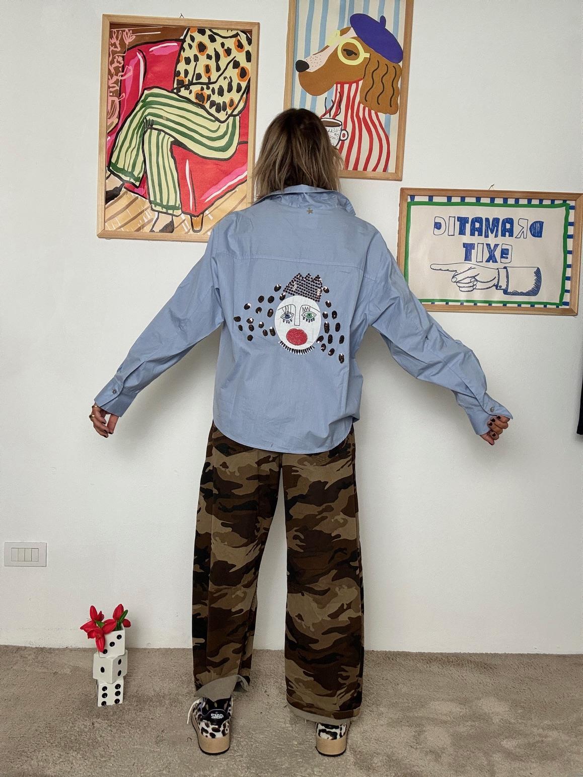 SOUVENIR - Camicia con ricamo viso pop X38K0150/ CELESTE SOUVENIR 