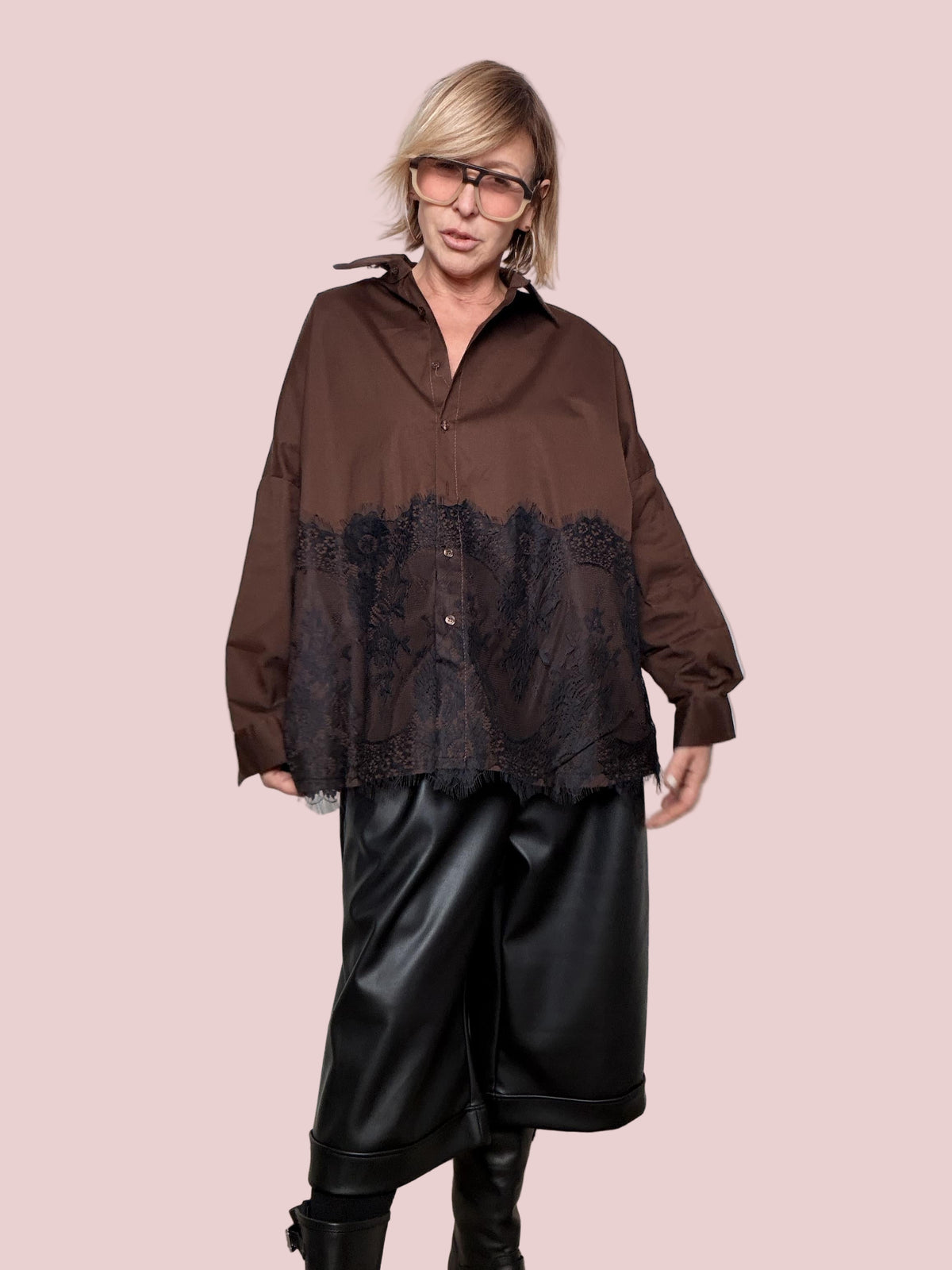 FEMALE - CAMICIA OVER CON PIZZO  ROMANTICA, MODERNA, FAVOLOSA 19066/ MORO FEMALE 