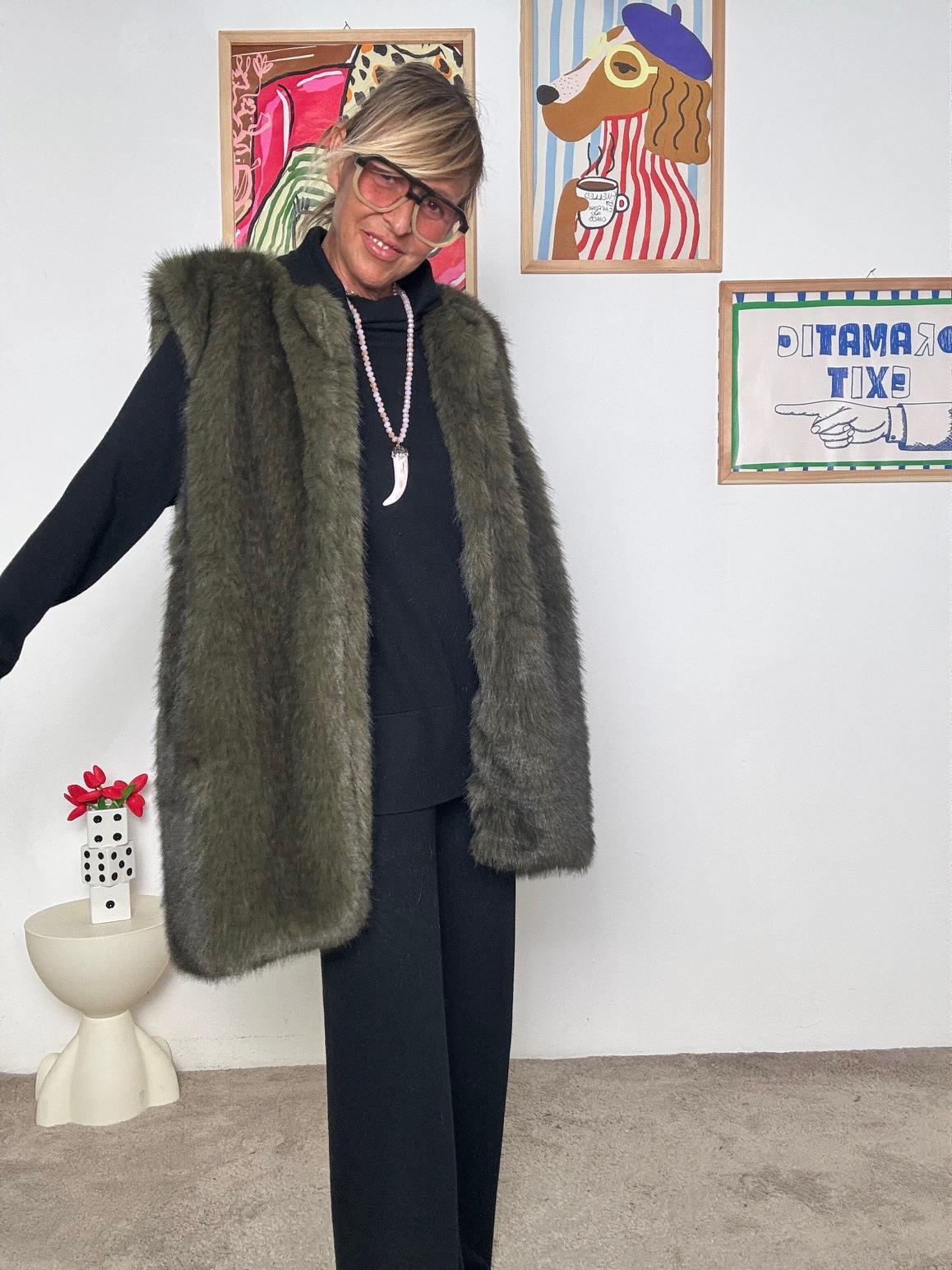 SUSY STAR - Gilet lungo in ecopelliccia: caldo, glamour e super versatile STS7289/ VERDE SUSY STAR 