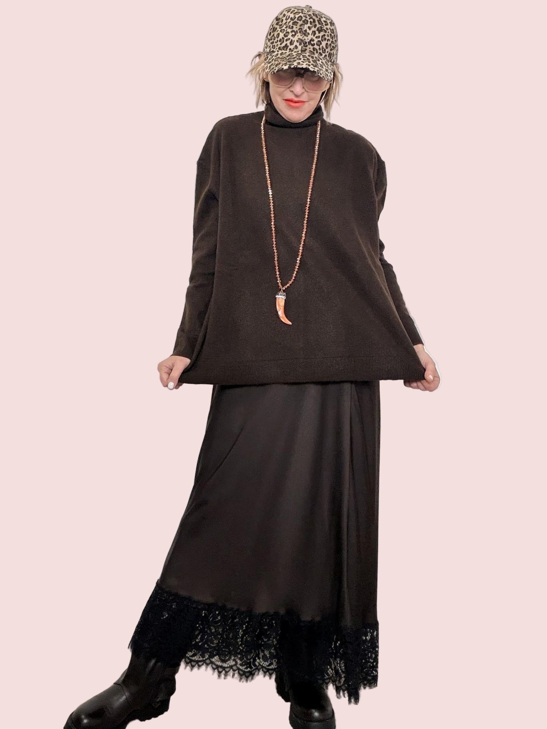 MAGLIA OVERSIZE BROWN COCOON  Minimal ma con carattere STK389/ MORO SUSY STAR 