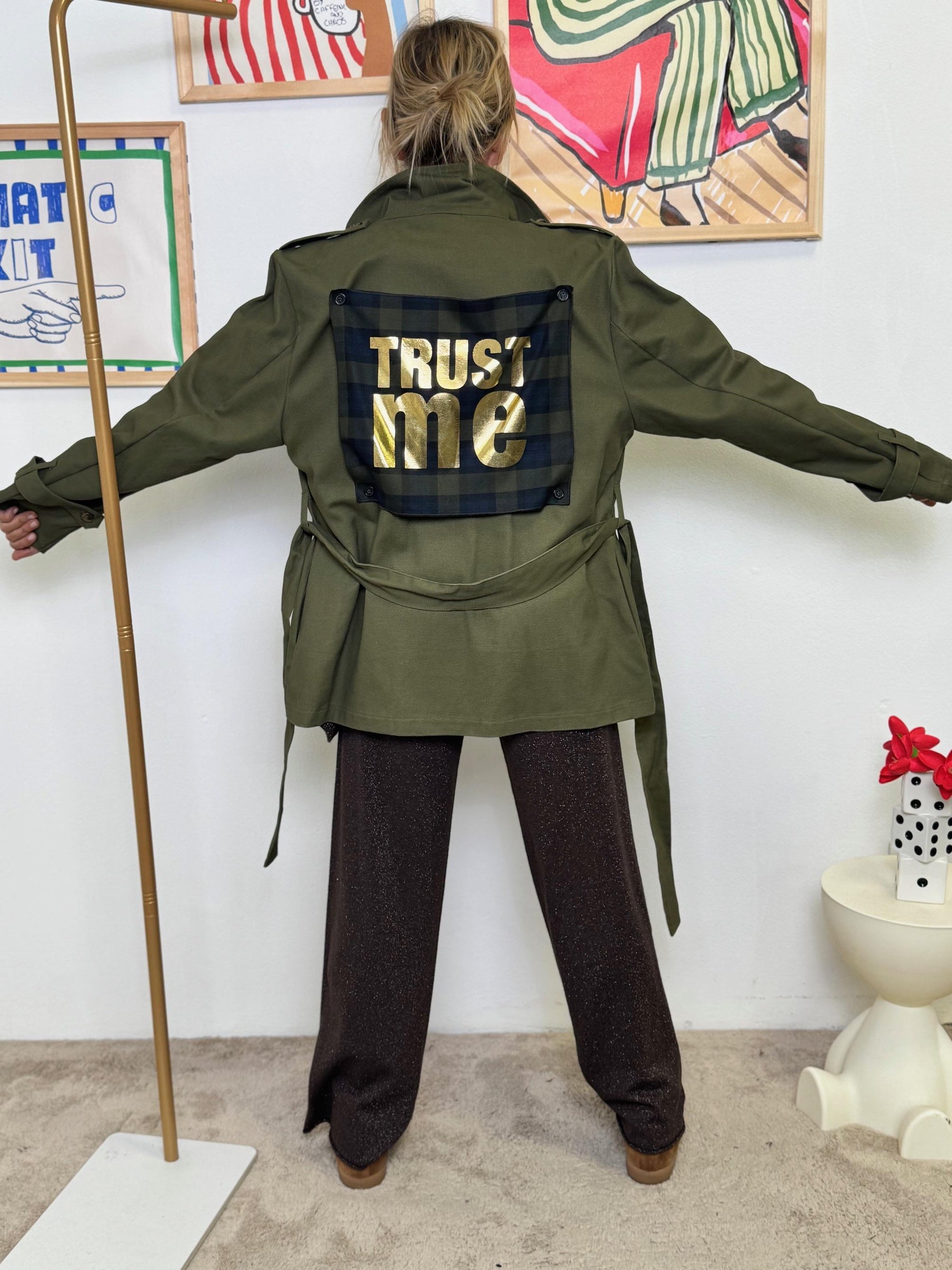 SUSY STAR - Trench Verde Militare con Patch "TRUST ME"  Statement Coat STS7262/ VERDE MILITARE SUSY STAR 