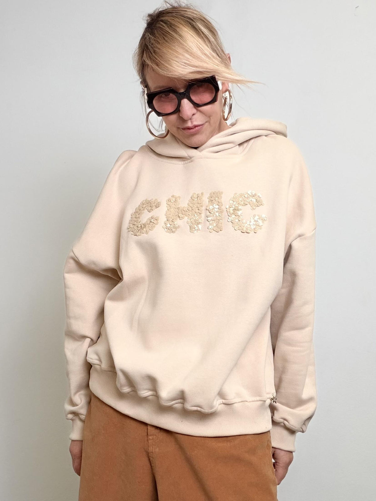 Felpa con cappuccio e scritta ricamata luminosa BEIGE S38M1614/ BEIGE SOUVENIR 