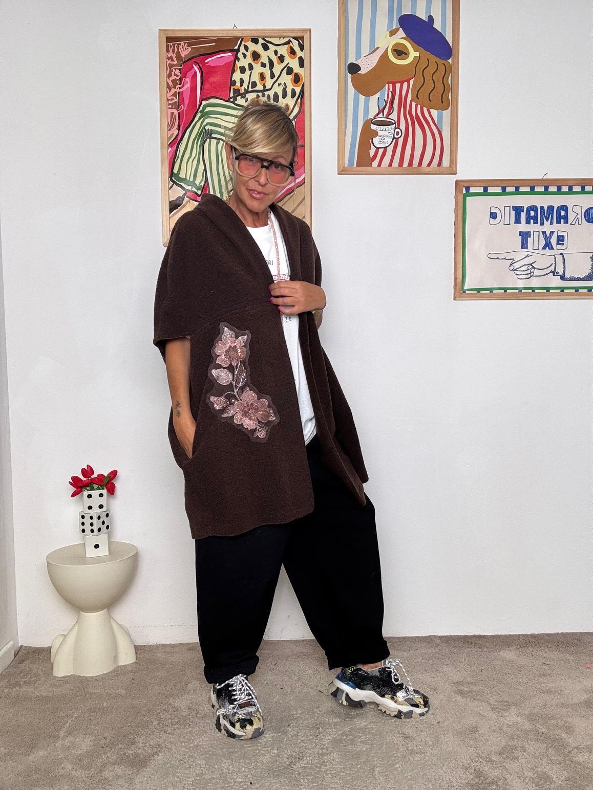 DEJA VU - Gilet lungo rosa con ricamo floreale  Stile cozy e dettagli unici MORO A25RH801/ MORO DEJA VU 