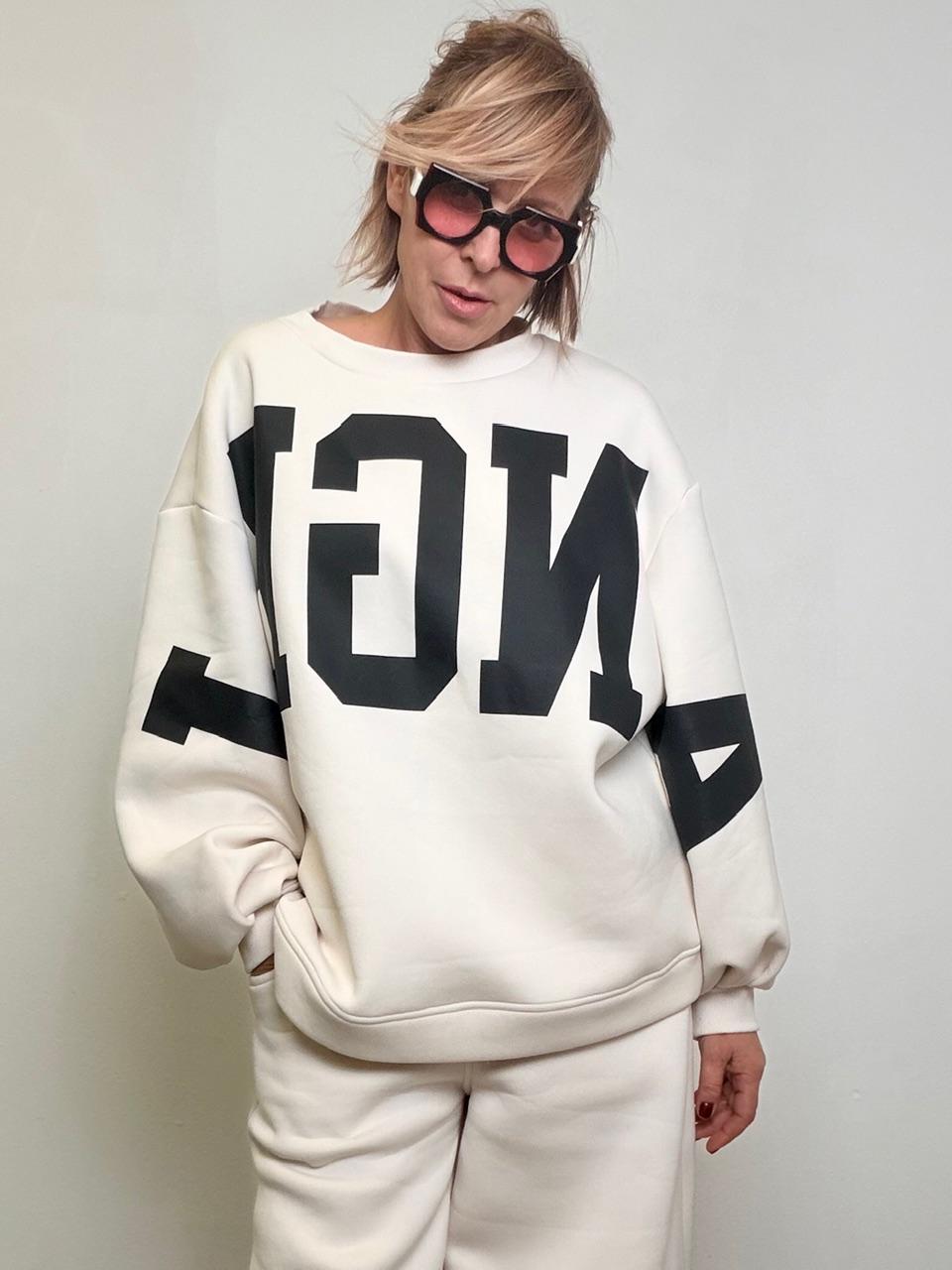 Felpa oversize super soft con maxi lettering M38F1607/ PANNA SOUVENIR 