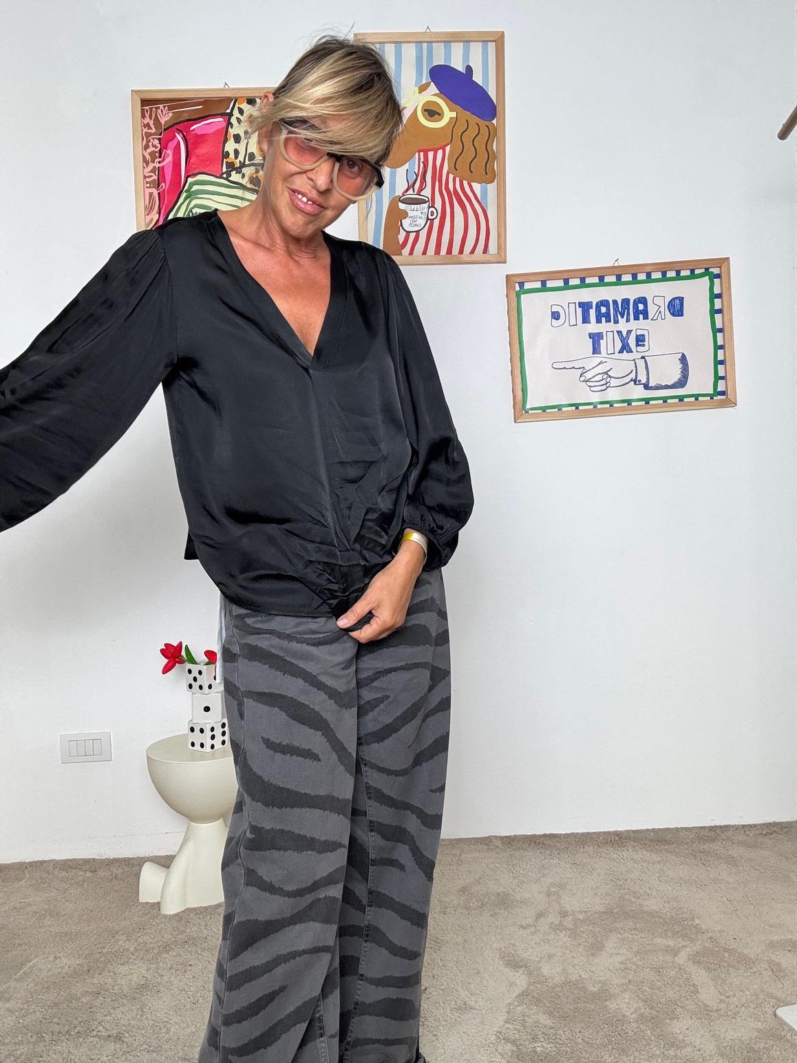 HAVE ONE - Camicia nera donna in satin  elegante, fluida e super versatile CWG-P009/ NERO HAVE ONE 