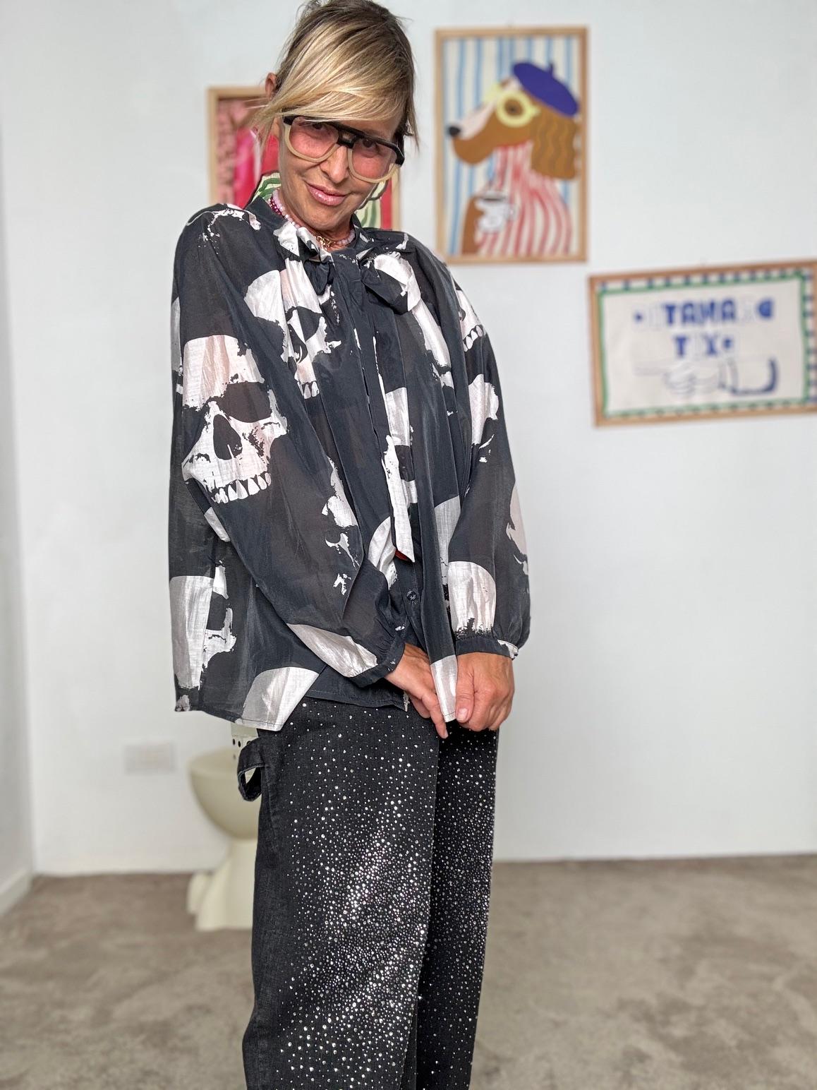 SUSY STRA - Camicia oversize donna con stampa teschi  originale, rock e super trendy STS7292/ TESCHIO SUSY STAR 