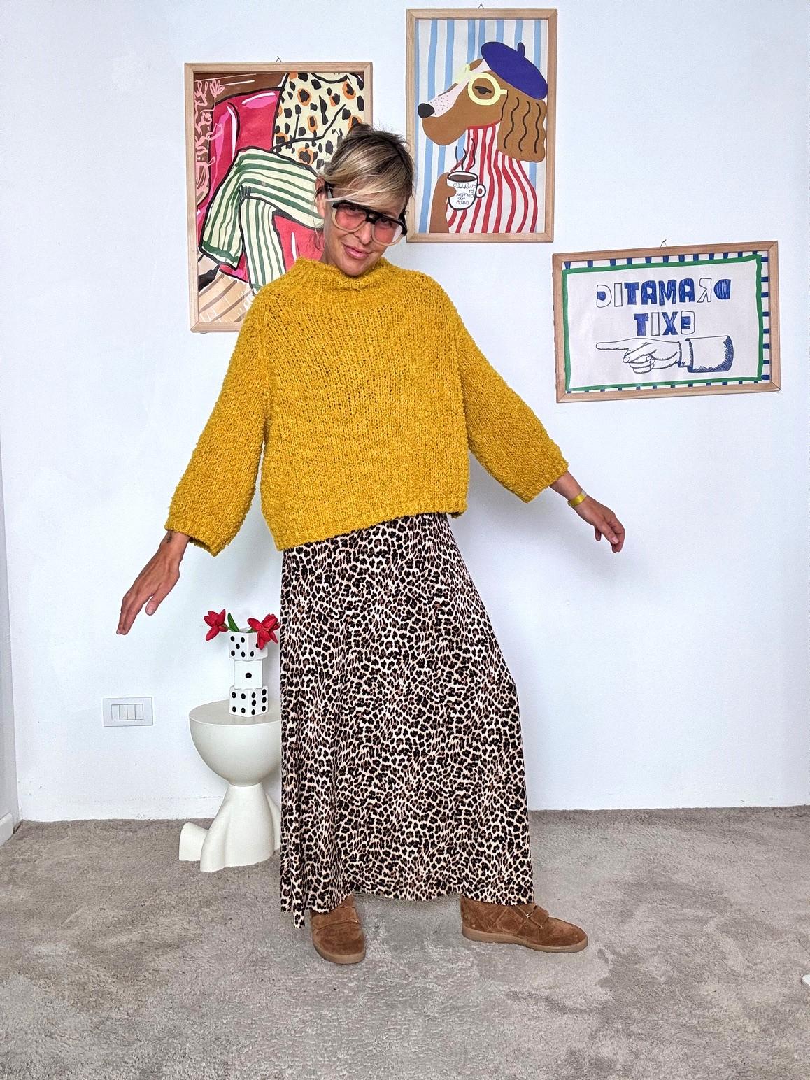 FEMALE - Maglia donna in bouclé giallo senape  morbida, calda e super trendy OCRA L19M052/ OCRA FEMALE 