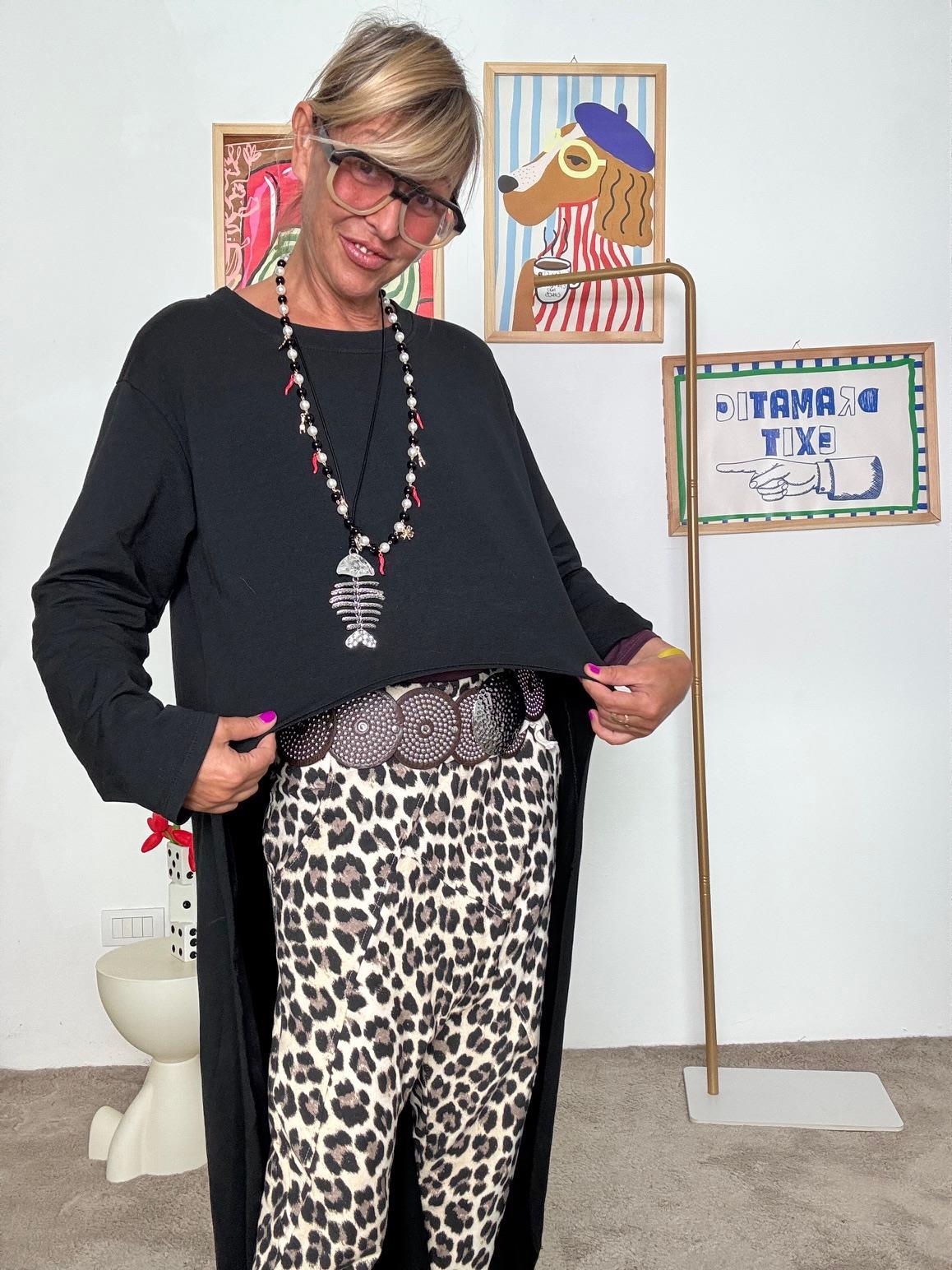 FEMALE - Felpa asimmetrica nera corta davanti e lunga dietro A3743/ NERA FEMALE 