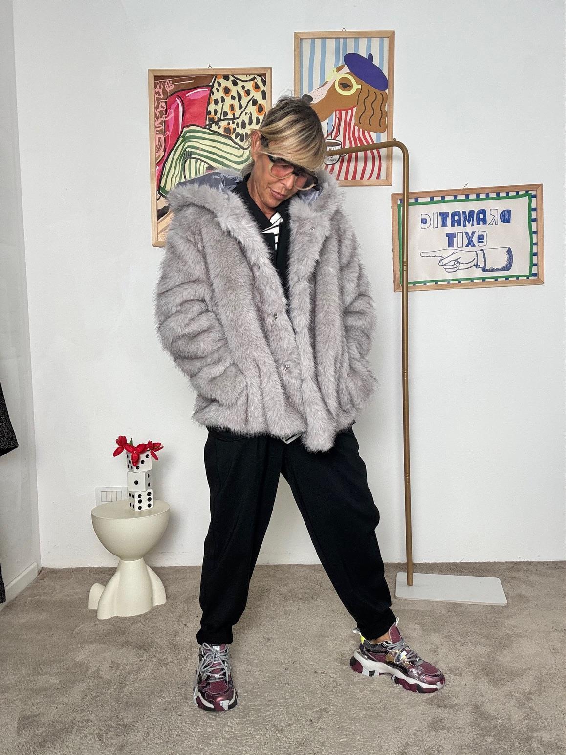 DEJA VU - Giacca in eco-pelliccia grigio perla, calda e super trendy AC5LU605/ GRIGIA DEJA VU 