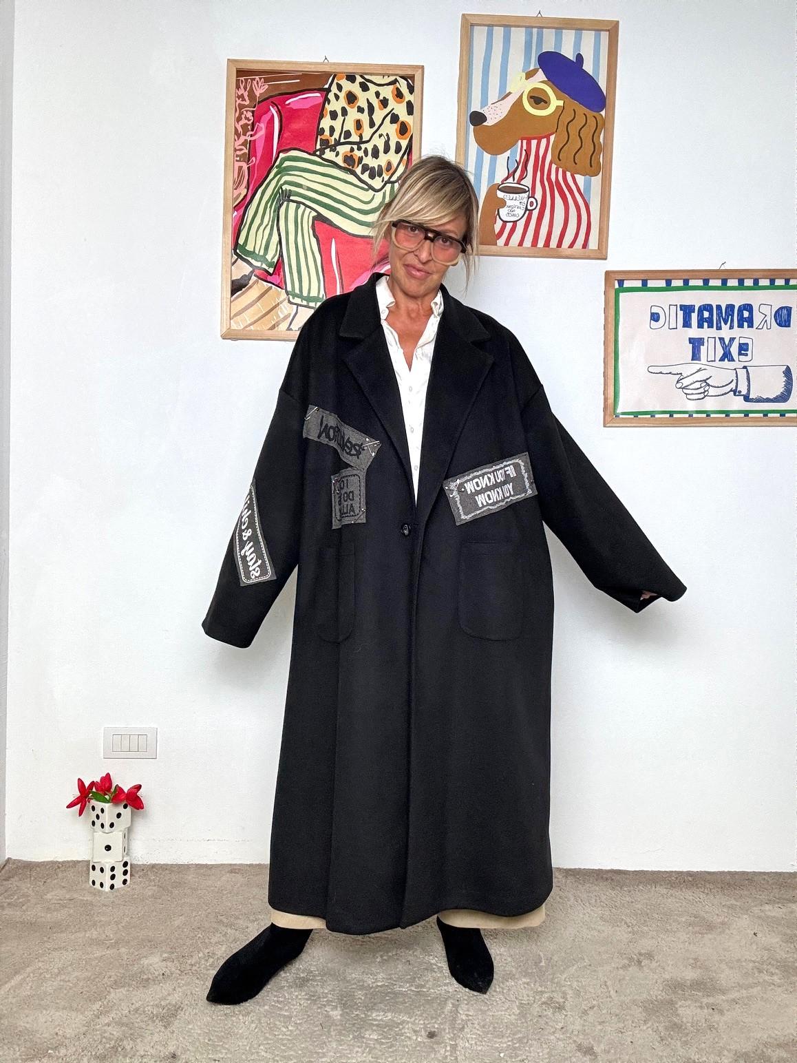 SUSY STAR - Cappotto oversize con patch: stile urban e comfort senza tempo NERO STSS3078/ NERO SUSY STAR 