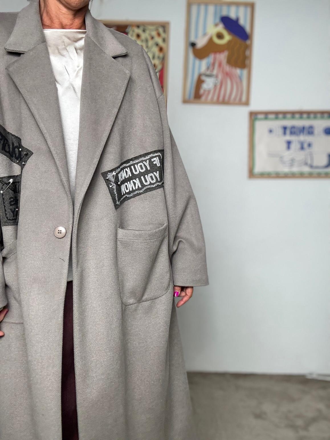 SUSY STAR - Cappotto oversize con patch: stile urban e comfort senza tempo Fango STSS3078/ FANGO SUSY STAR 