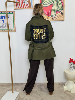 SUSY STAR - Trench Verde Militare con Patch "TRUST ME"  Statement Coat STS7262/ VERDE MILITARE SUSY STAR 