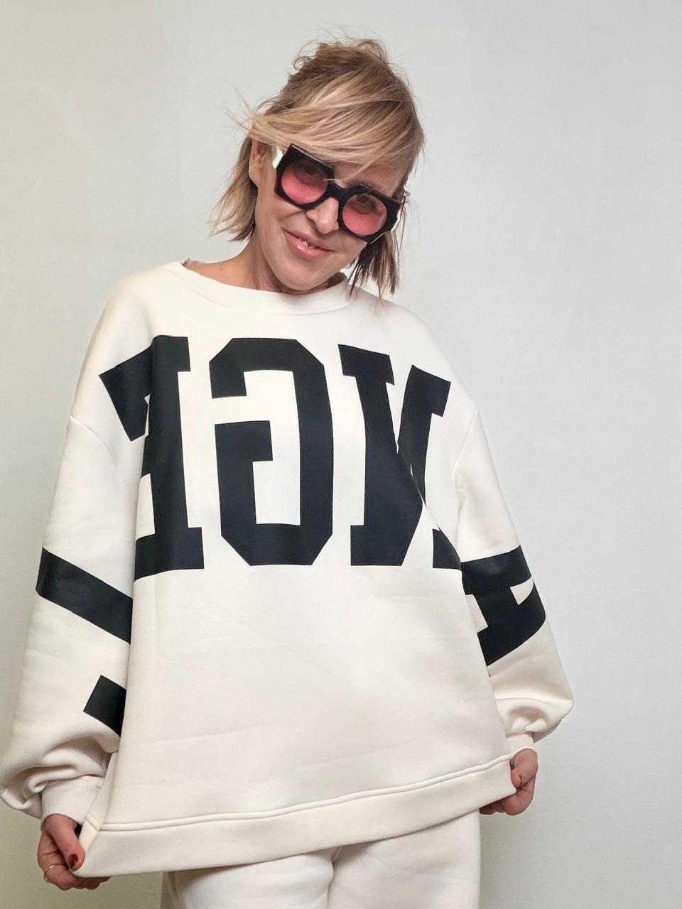 Felpa oversize super soft con maxi lettering M38F1607/ PANNA SOUVENIR 