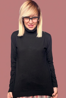 Maglia lupetto a collo alto, eleganza essenziale