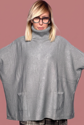 Maglia extra over con collo alto e bottoni dietro
