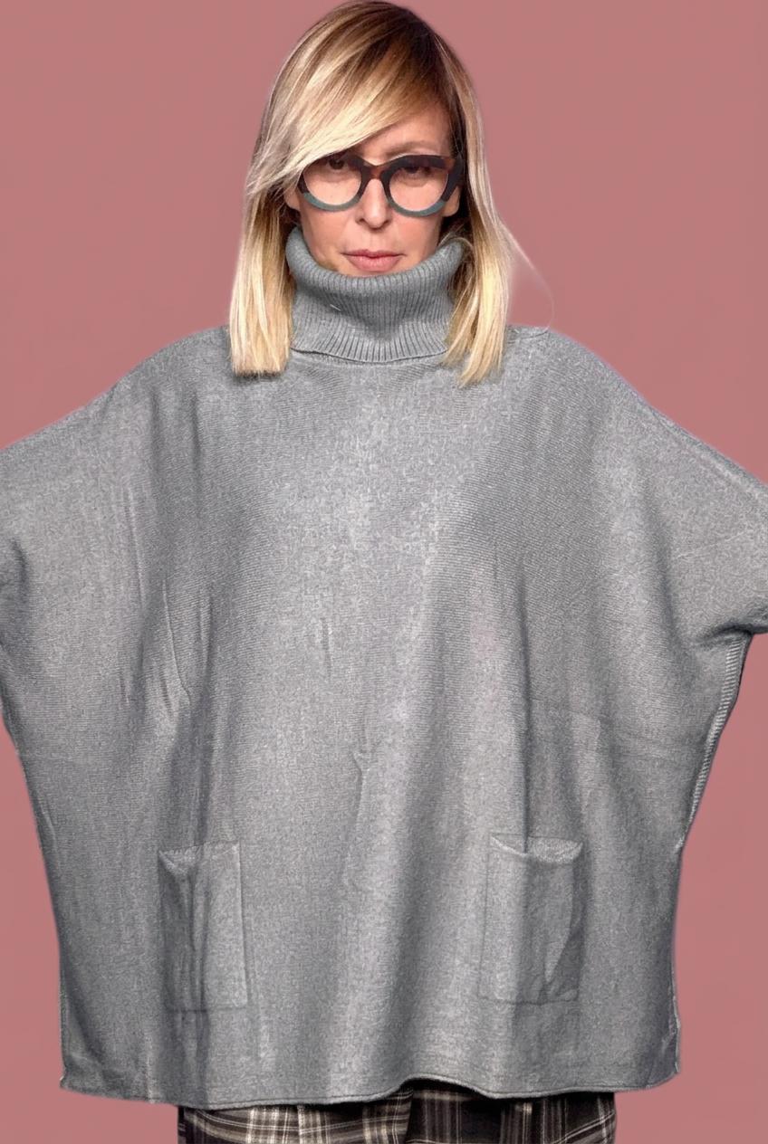 Maglia extra over con collo alto e bottoni dietro