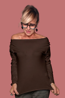 Maglia con scollo a barca e finiture a taglio vivo