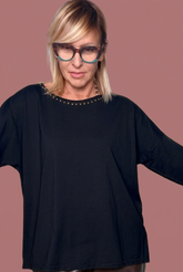 Maglia ampia con borchie sullo scollo