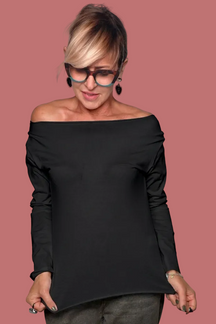 Maglia con scollo a barca e finiture a taglio vivo