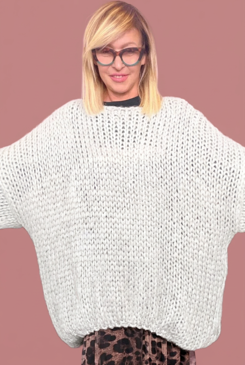 Maglia over traforata con maniche ampie