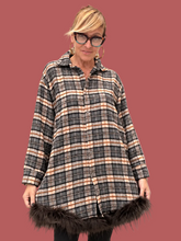 Maxi camicia a quadri con bordo in pelo