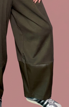 Pantalone ampio in punto Milano con fondo in ecopelle