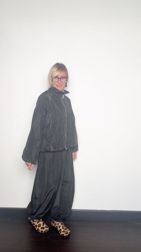 Bomber nero in nylon con arricciature e linea over