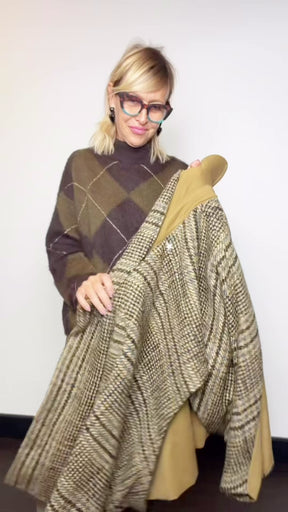 Cappotto mantella a quadri con fodera a contrasto